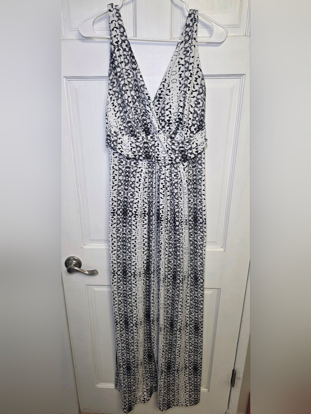 Lemon Tart Black & White Printed Sleeveless V-Neck Stretch Maxi Dress- Size XL